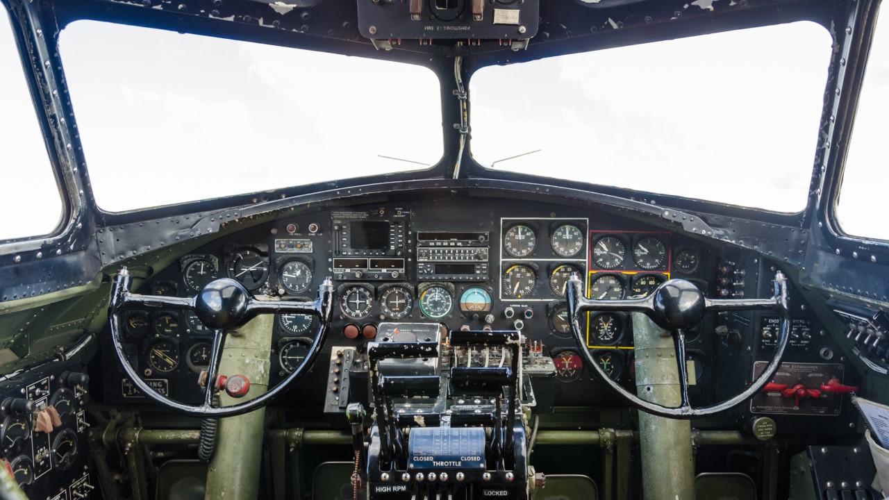 plane cockpit world war 2